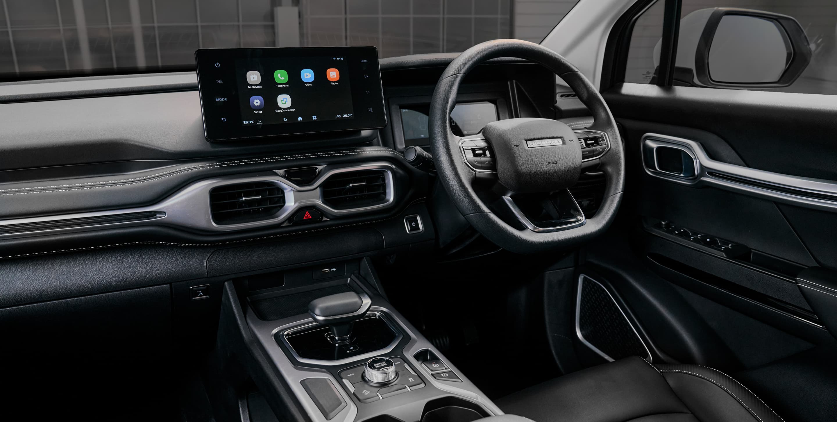 Geely Riddara cabin with digital instrument cluster and central touchscreen